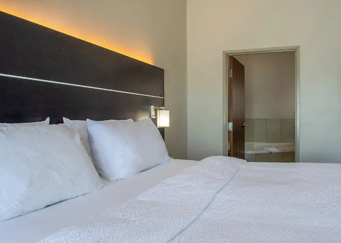 Express & - By Ihg Hotel 3*